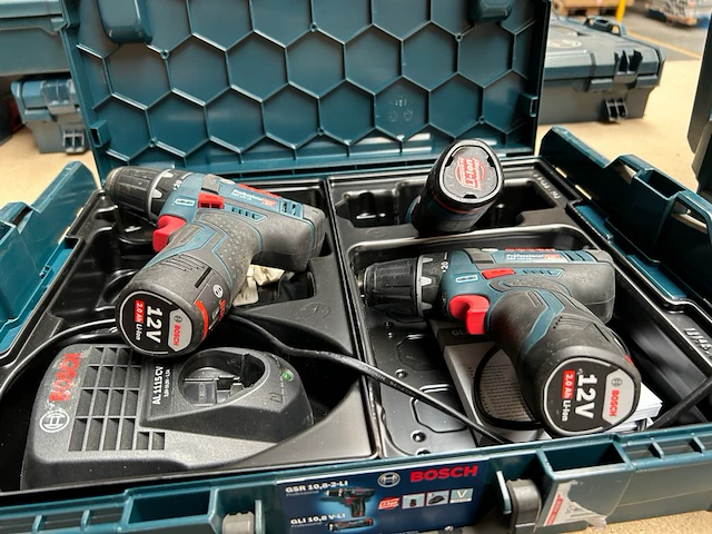 2 bosch accu schroefboormachines - afbeelding 1 van  8