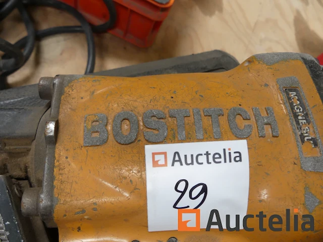 2 bostich pneumatische spijkermachines - afbeelding 1 van  11