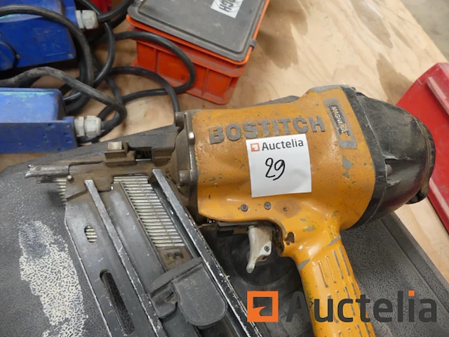 2 bostich pneumatische spijkermachines - afbeelding 10 van  11