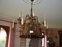 2 bronkleurige luster 12 lichtpunten, 2 goudkleurige lusters glazen kapjes 6 lichtpunten, ronde luster 1 lichtpunt, goudkleurige luster 5 lichtpunten glazen kapjes