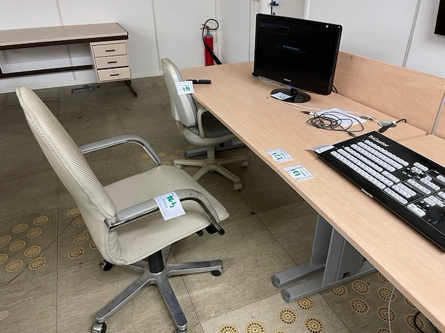 2 bureaus, 2 bureaustoelen - afbeelding 1 van  5