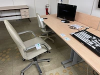 2 bureaus, 2 bureaustoelen - afbeelding 1 van  5