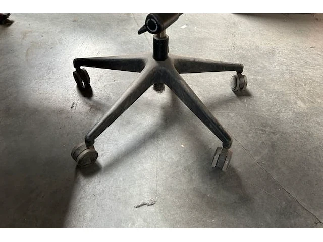 2 bureaus, 2 stoelen, 1 kast - afbeelding 2 van  13