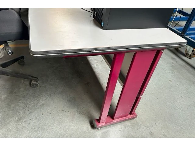 2 bureaus, 2 stoelen, 1 kast - afbeelding 4 van  13