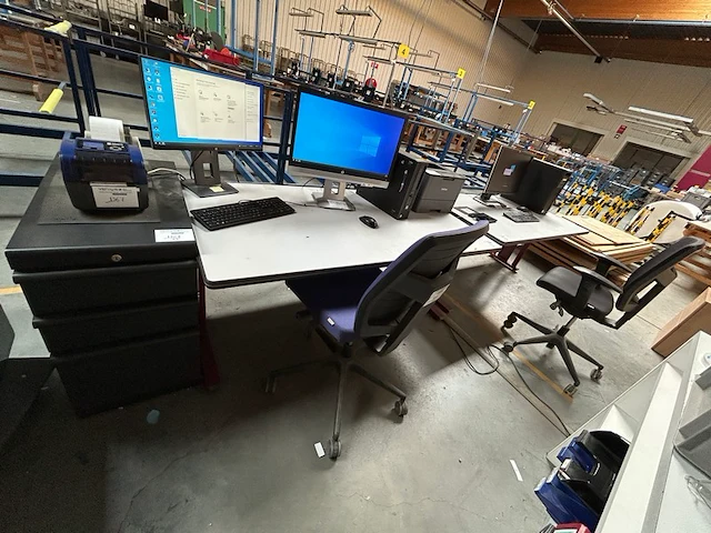 2 bureaus, 2 stoelen, 1 kast - afbeelding 1 van  13
