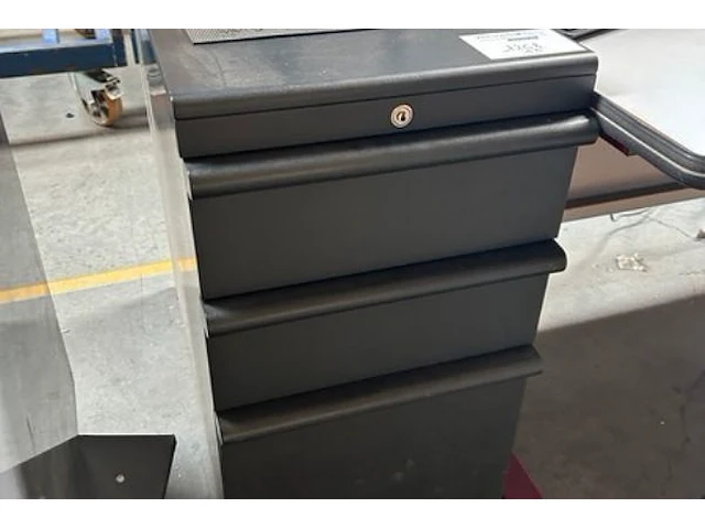 2 bureaus, 2 stoelen, 1 kast - afbeelding 6 van  13