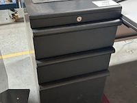 2 bureaus, 2 stoelen, 1 kast - afbeelding 6 van  13