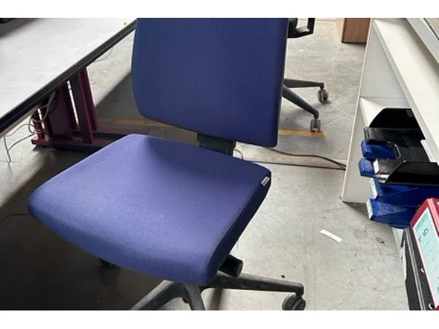 2 bureaus, 2 stoelen, 1 kast - afbeelding 8 van  13
