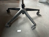2 bureaus, 2 stoelen, 1 kast - afbeelding 11 van  13