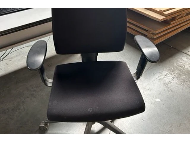 2 bureaus, 2 stoelen, 1 kast - afbeelding 12 van  13