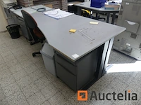 2 bureaus, 3 lades en 2 stoelen