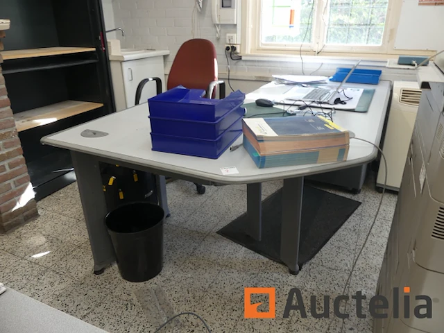 2 bureaus, 3 lades en 2 stoelen - afbeelding 7 van  12