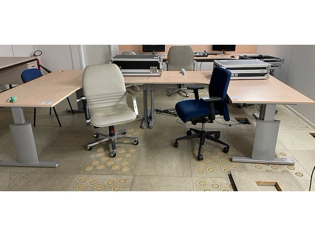 2 bureaus, 3 stoelen - afbeelding 1 van  5