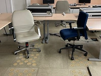 2 bureaus, 3 stoelen - afbeelding 1 van  5
