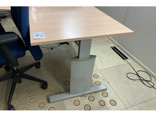 2 bureaus, 3 stoelen - afbeelding 2 van  5