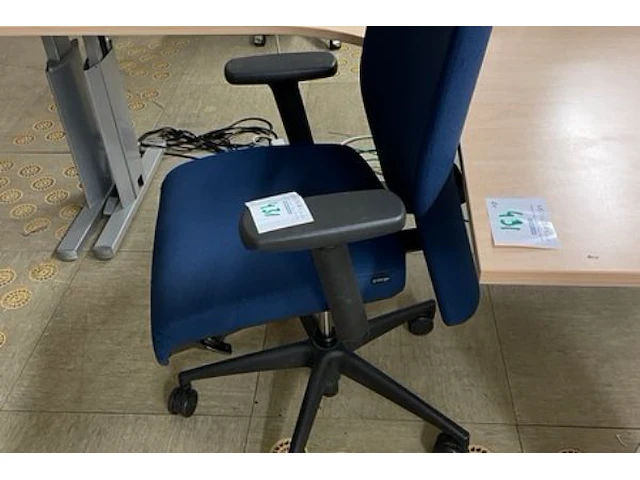 2 bureaus, 3 stoelen - afbeelding 3 van  5