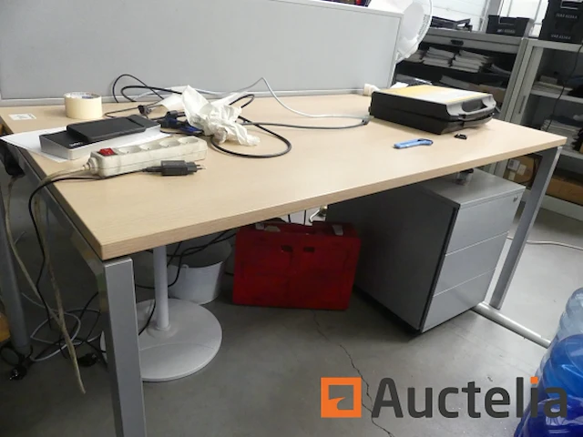 2 bureaus en accessoires - afbeelding 1 van  9