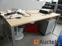 2 bureaus en accessoires - afbeelding 1 van  9