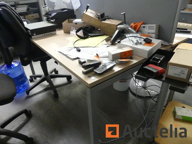 2 bureaus en accessoires - afbeelding 7 van  9