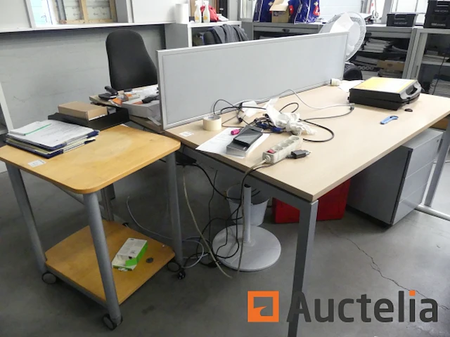2 bureaus en accessoires - afbeelding 8 van  9