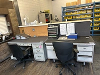 2 bureaus en bureaustoel