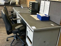 2 bureaus en bureaustoel - afbeelding 2 van  7