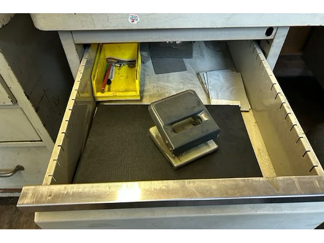 2 bureaus en bureaustoel - afbeelding 4 van  7