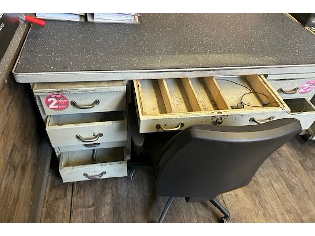 2 bureaus en bureaustoel - afbeelding 5 van  7