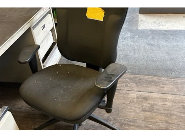 2 bureaus en bureaustoel - afbeelding 6 van  7