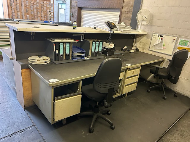 2 bureaus en bureaustoel - afbeelding 1 van  7