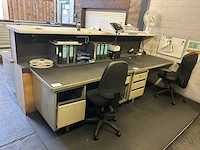 2 bureaus en bureaustoel