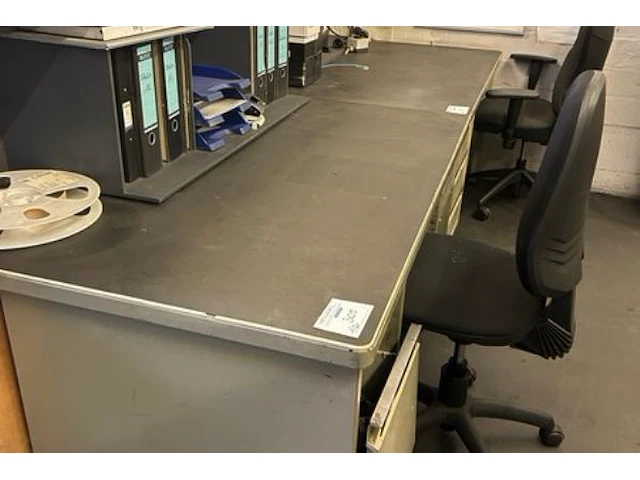 2 bureaus en bureaustoel - afbeelding 2 van  7