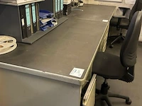2 bureaus en bureaustoel - afbeelding 2 van  7