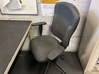 2 bureaus en bureaustoel - afbeelding 7 van  7