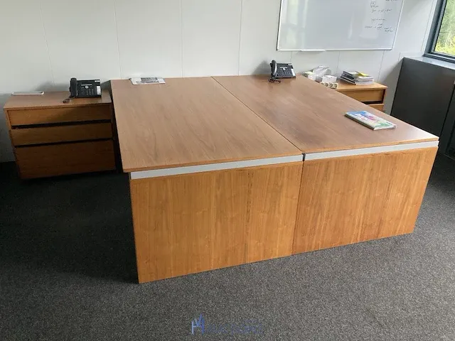 2 bureaus en schuifdeurkast - afbeelding 1 van  8