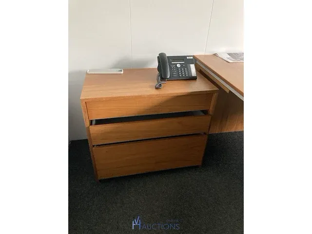 2 bureaus en schuifdeurkast - afbeelding 2 van  8