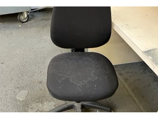 2 bureaus, kast, 2 stoelen met inhoud - afbeelding 2 van  11