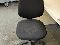 2 bureaus, kast, 2 stoelen met inhoud - afbeelding 2 van  11