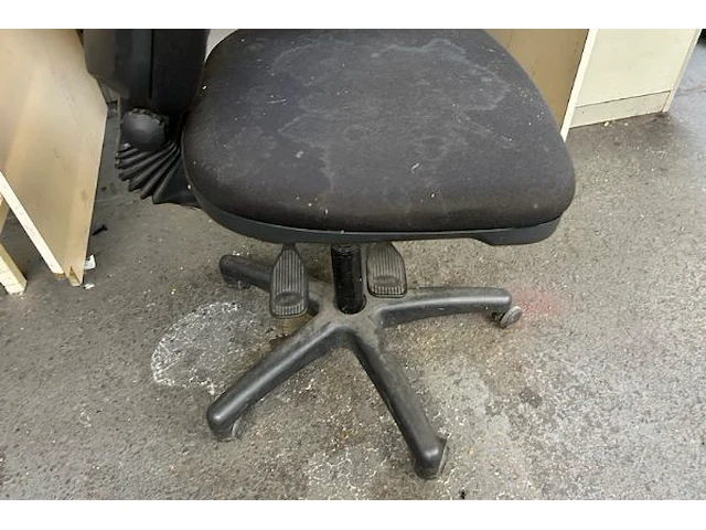 2 bureaus, kast, 2 stoelen met inhoud - afbeelding 3 van  11