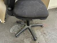 2 bureaus, kast, 2 stoelen met inhoud - afbeelding 3 van  11