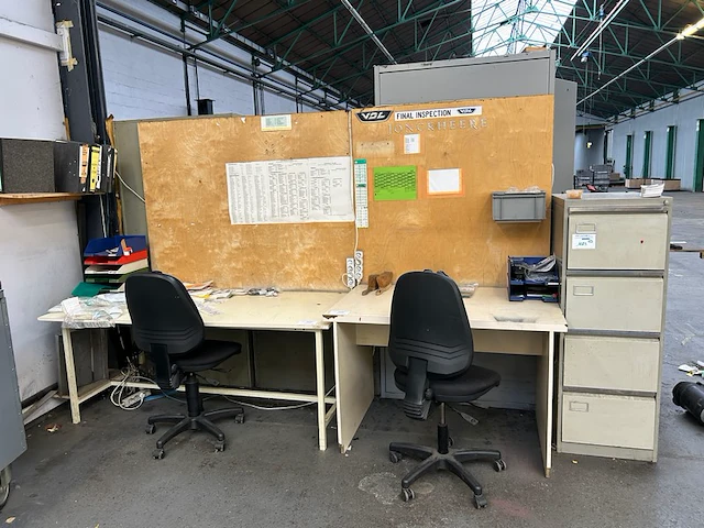 2 bureaus, kast, 2 stoelen met inhoud - afbeelding 1 van  11