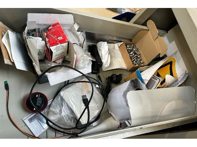 2 bureaus, kast, 2 stoelen met inhoud - afbeelding 6 van  11