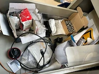 2 bureaus, kast, 2 stoelen met inhoud - afbeelding 6 van  11