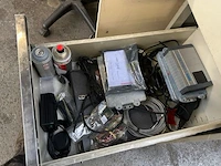 2 bureaus, kast, 2 stoelen met inhoud - afbeelding 8 van  11