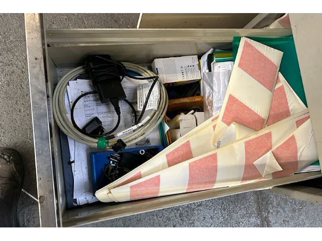 2 bureaus, kast, 2 stoelen met inhoud - afbeelding 9 van  11
