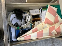 2 bureaus, kast, 2 stoelen met inhoud - afbeelding 9 van  11