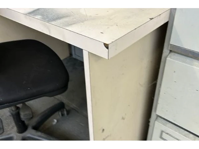 2 bureaus, kast, 2 stoelen met inhoud - afbeelding 10 van  11