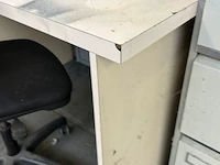 2 bureaus, kast, 2 stoelen met inhoud - afbeelding 10 van  11