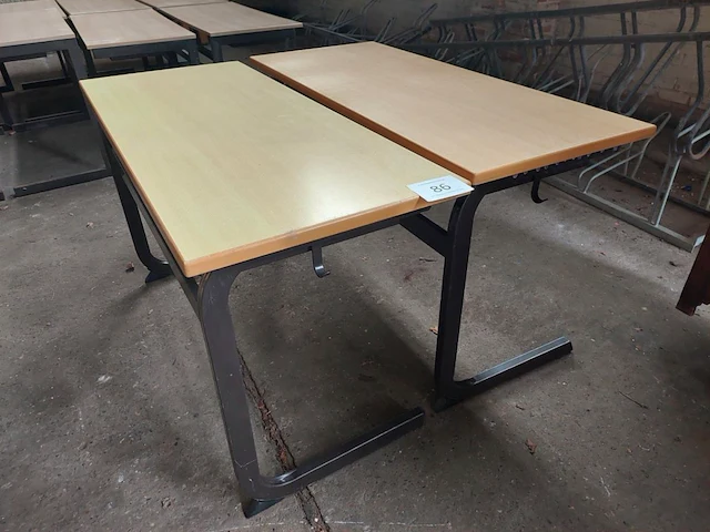 2 bureau's met boekenhouder - afbeelding 1 van  3