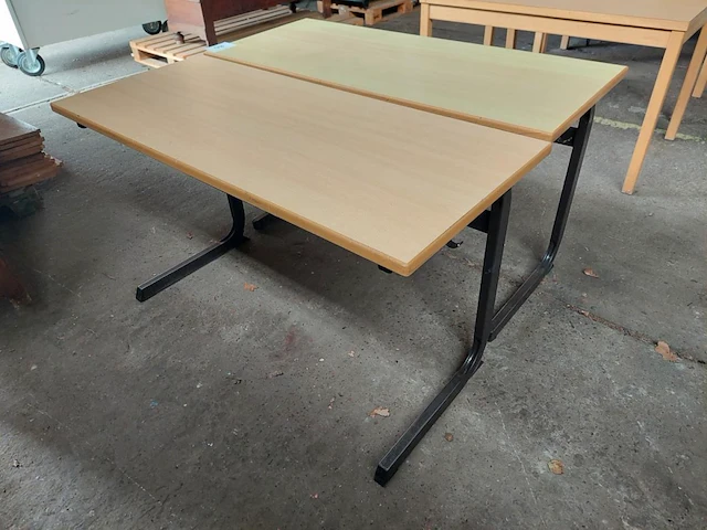 2 bureau's met boekenhouder - afbeelding 2 van  3